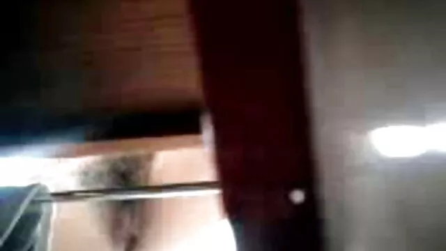 MILF in der Hitze dildoing Ihre Muschi pornos mit alten paaren